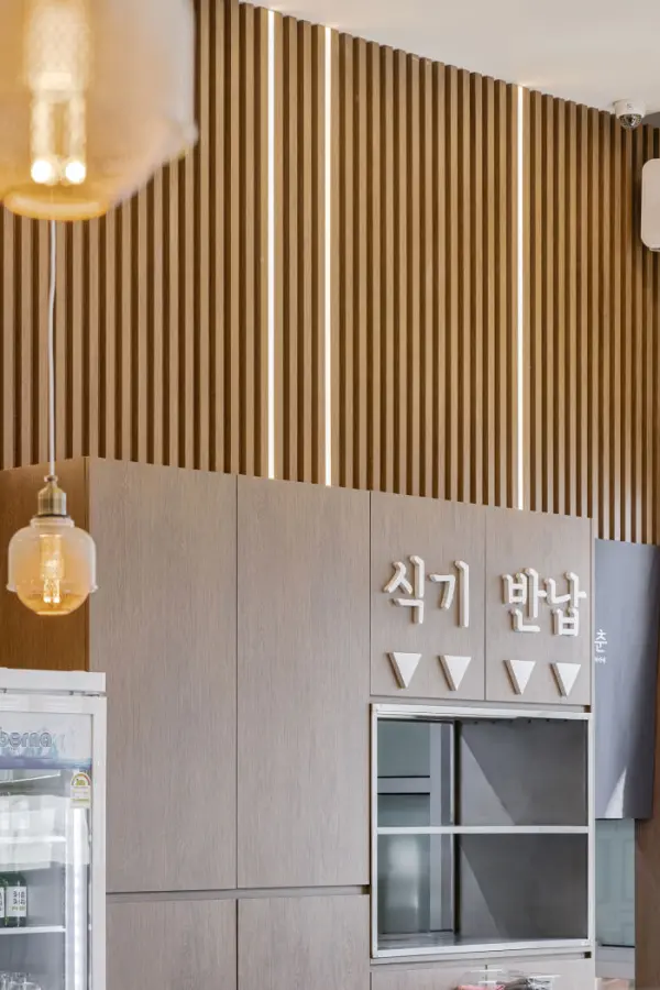 우드슬랫과 감성조명이 어우러진 카페 인테리어